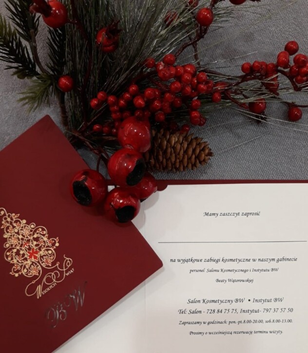 Świąteczny voucher upominkowy w czerwonej kopercie ze złotą choinką