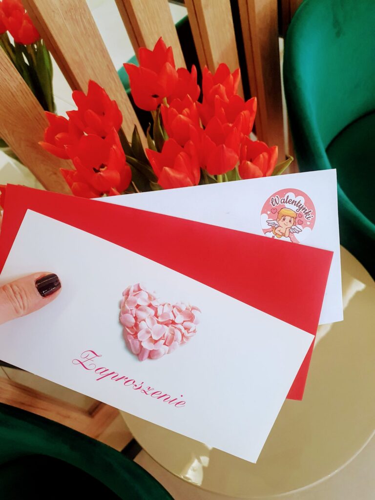 Walentynkowy voucher upominkowy w kopercie z sercem
